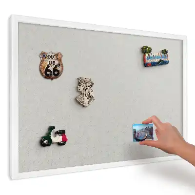 Tablica na magnesy w białej ramie z jasnym delikatnym wzorem roślinnym