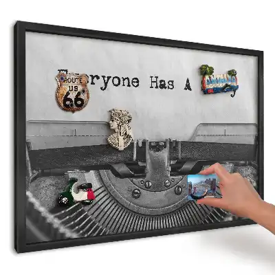 Tablica magnetyczna w czarnej ramie z motywem maszyny do pisania retro