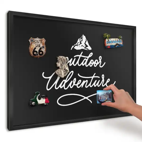 Tablica na magnesy w czarnej ramie z grafiką outdoor przygoda