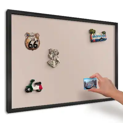 Tablica magnetyczna w czarnej ramie o minimalistycznym beżowym wzorze