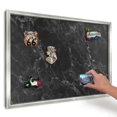 Tablica na magnesy do kuchni z motywem ciemnego marmuru z jasnymi żyłami