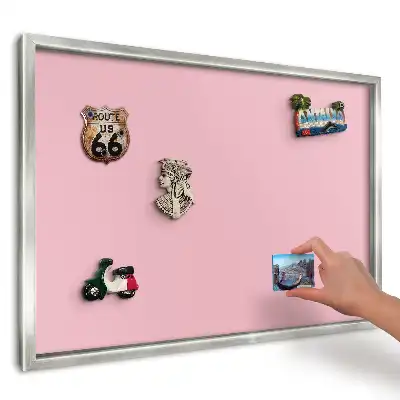 Tablica magnetyczna na magnesy z podróży w kolorze harmonijnego delikatnego różu