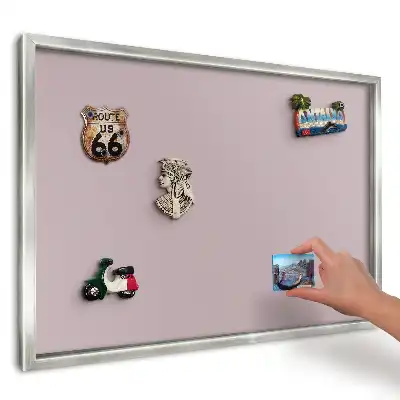 Tablica na magnesy w srebrnej ramce z minimalistycznym wzorem w kolorze delikatnego różu