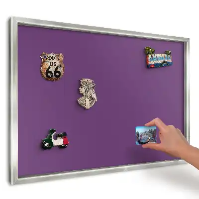 Nowoczesna tablica na magnesy do kuchni w kolorze minimalistycznego fioletu