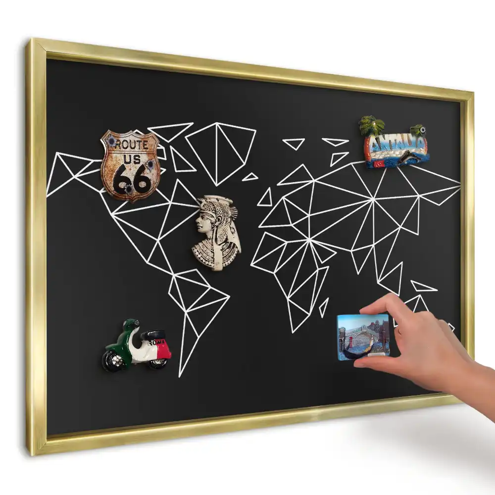 Geometryczna tablica na magnesy w złotej ramie z elegancką mapą